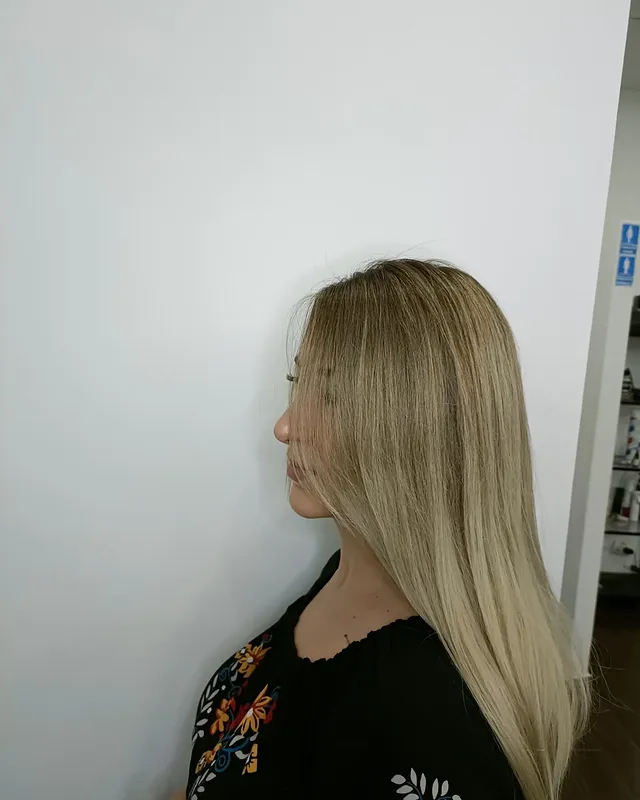 Balayage blond, profil lateral