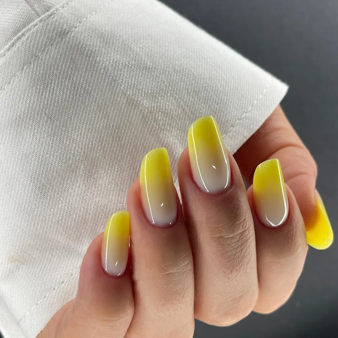 Unghii lungi ombre galben, close-up