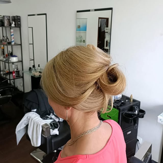 Coafură updo blond în salon